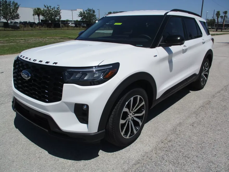 2025 Ford Explorer ST-Line photo 1