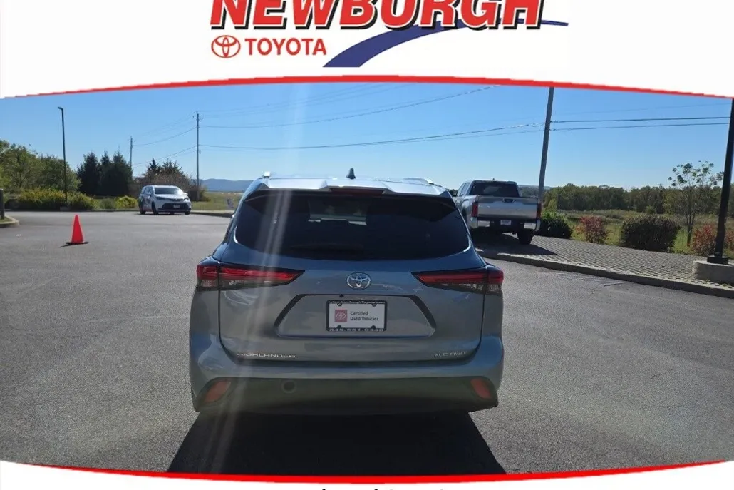 2022 Toyota Highlander XLE photo 1