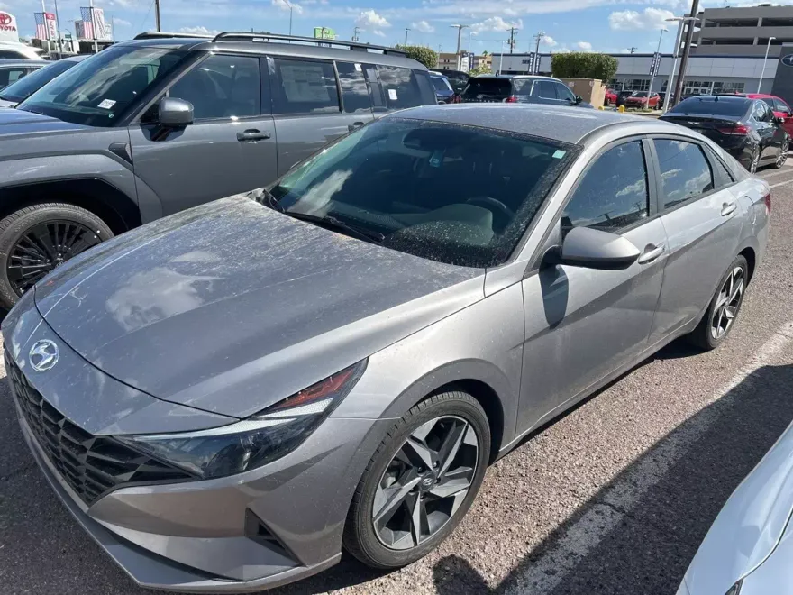 2023 Hyundai Elantra SEL photo 1