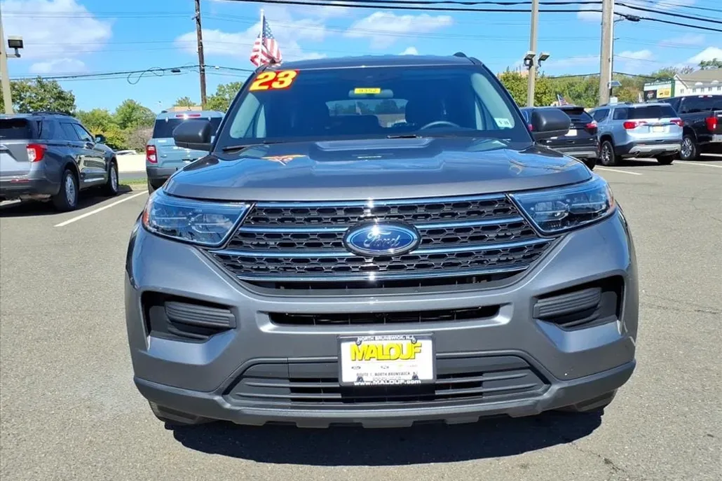 2023 Ford Explorer XLT photo 1