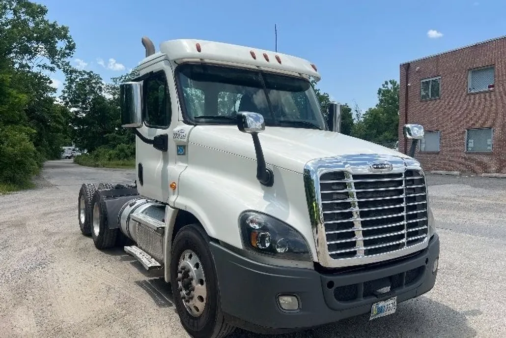 2020 Freightliner Cascadia 125" Sleeper Cab photo 1