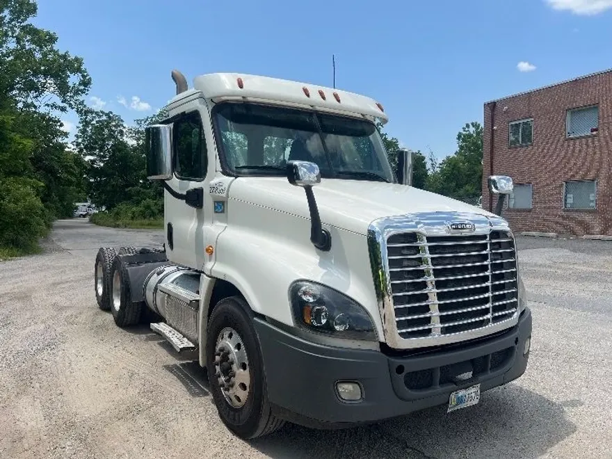 2020 Freightliner Cascadia 125" Sleeper Cab photo 1