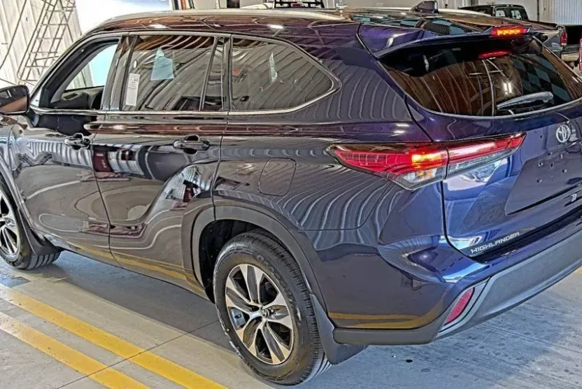 2022 Toyota Highlander XLE photo 1