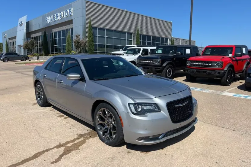 2018 Chrysler 300 S photo 1