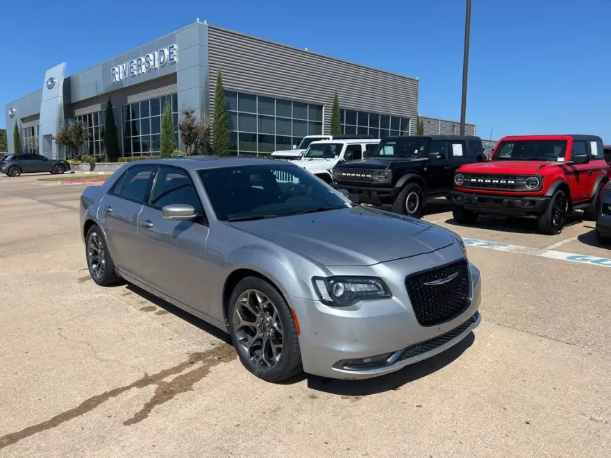2018 Chrysler 300 S photo 1