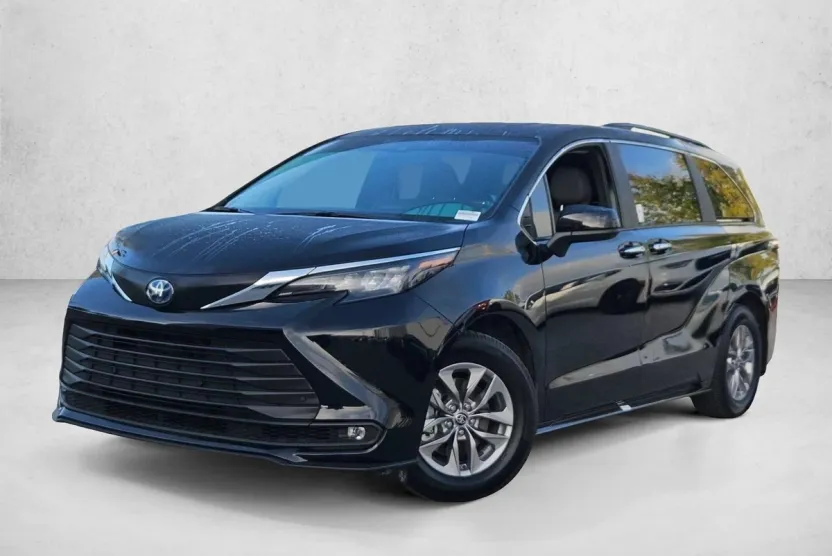 2025 Toyota Sienna XLE photo 1