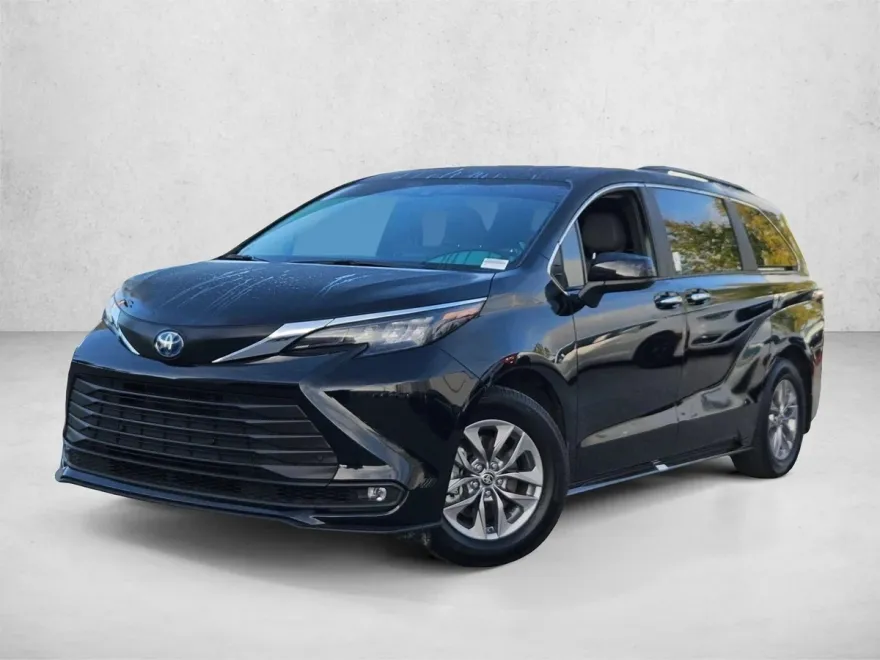 2025 Toyota Sienna XLE photo 1