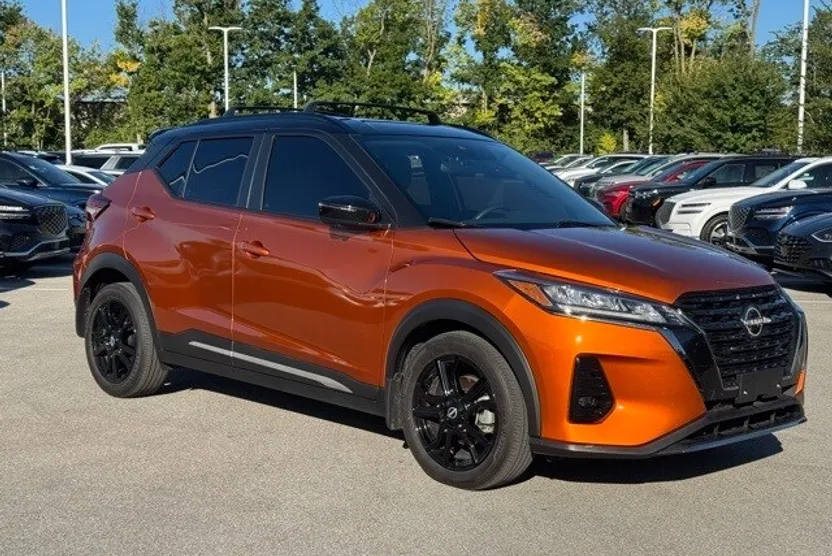 2022 Nissan Kicks SR photo 1
