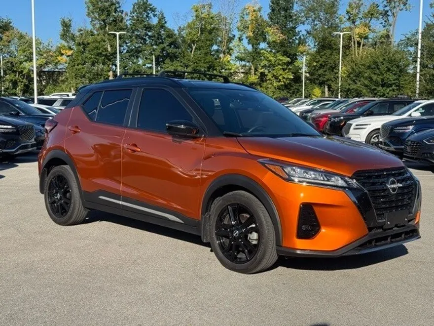 2022 Nissan Kicks SR photo 1