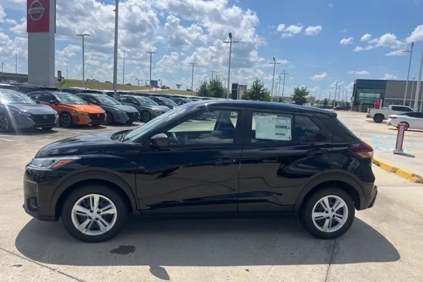 2025 Nissan Kicks Play S photo 1