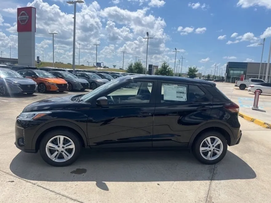 2025 Nissan Kicks Play S photo 1