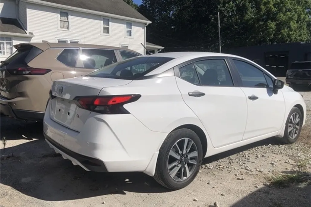 2024 Nissan Versa 1.6 S photo 1