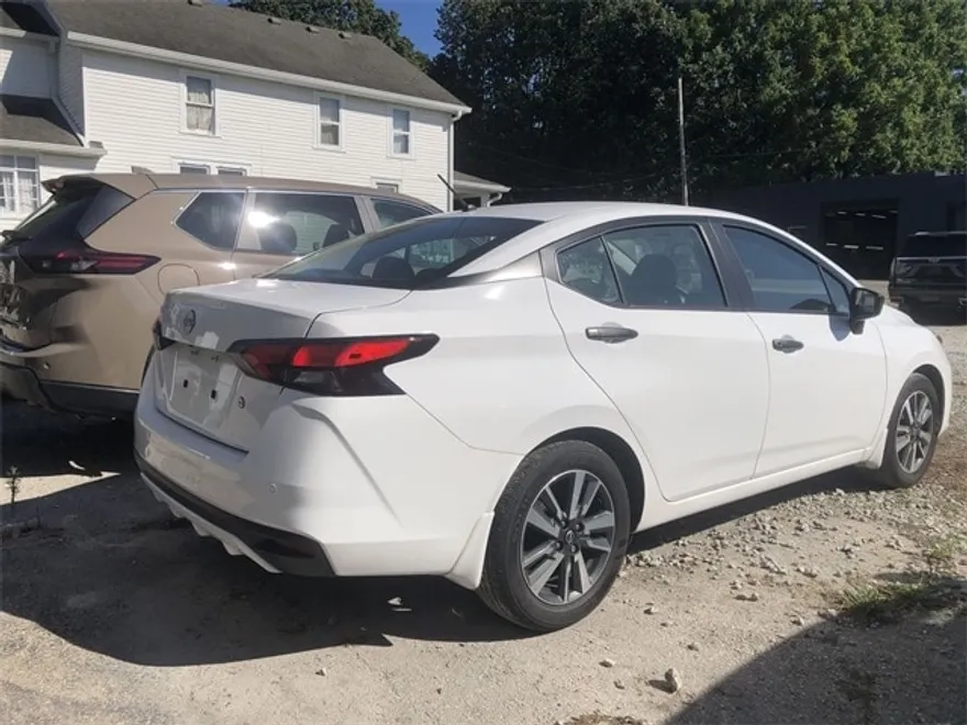 2024 Nissan Versa 1.6 S photo 1