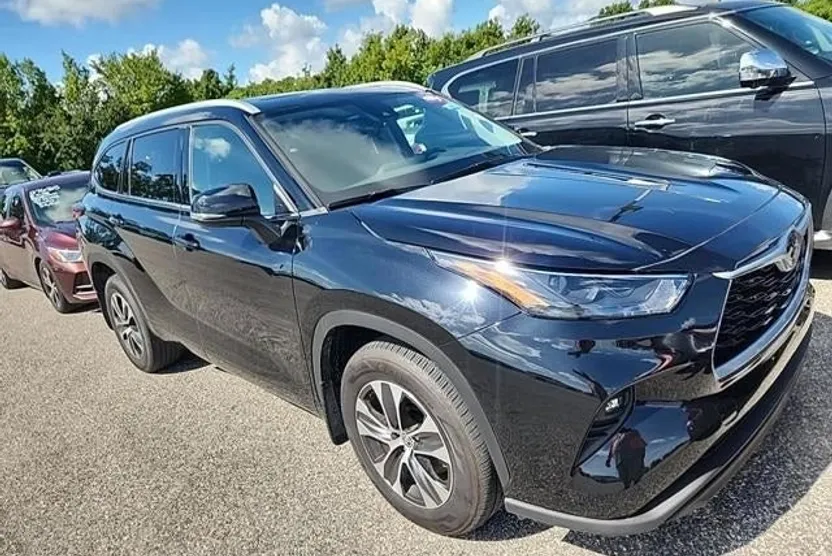 2022 Toyota Highlander XLE photo 1
