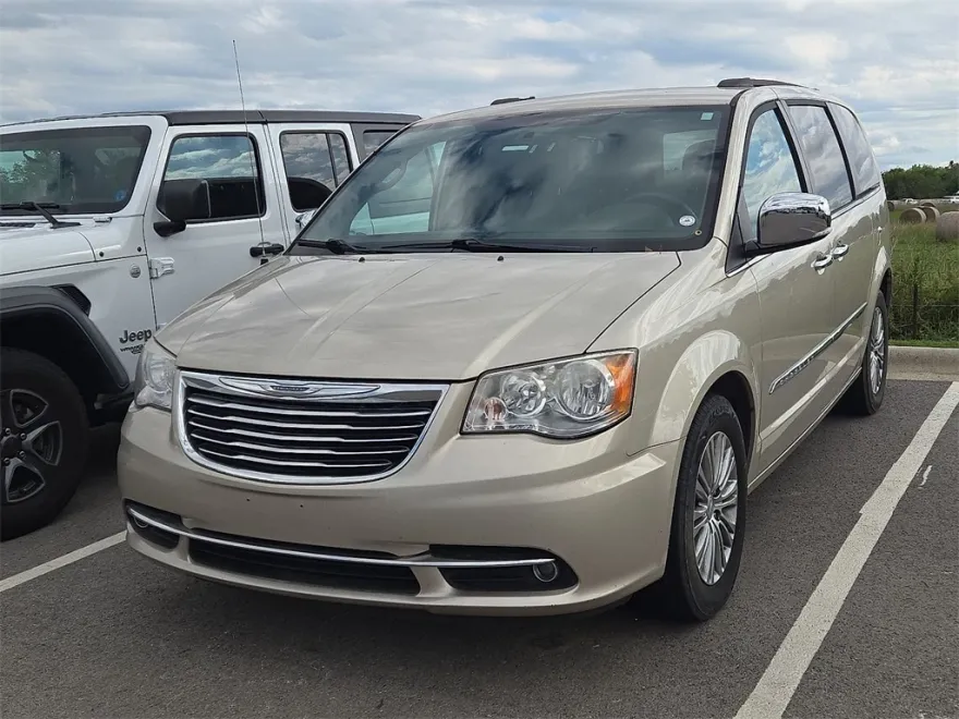 2014 Chrysler Town & Country photo 1