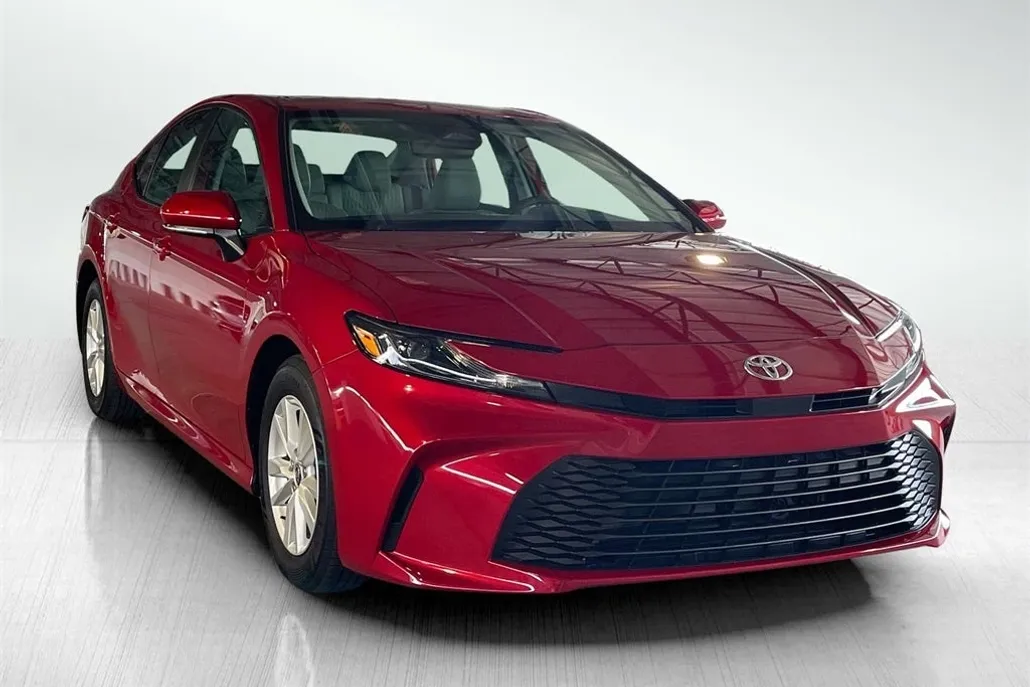 2025 Toyota Camry LE photo 1