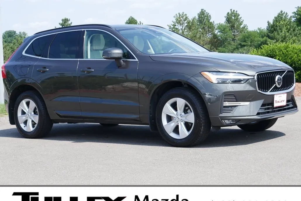 2022 Volvo XC60 B5 Momentum photo 1