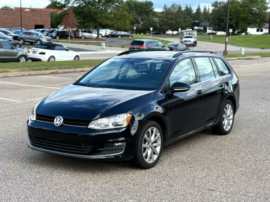 2017 Volkswagen Golf SportWagen TSI SE photo 1