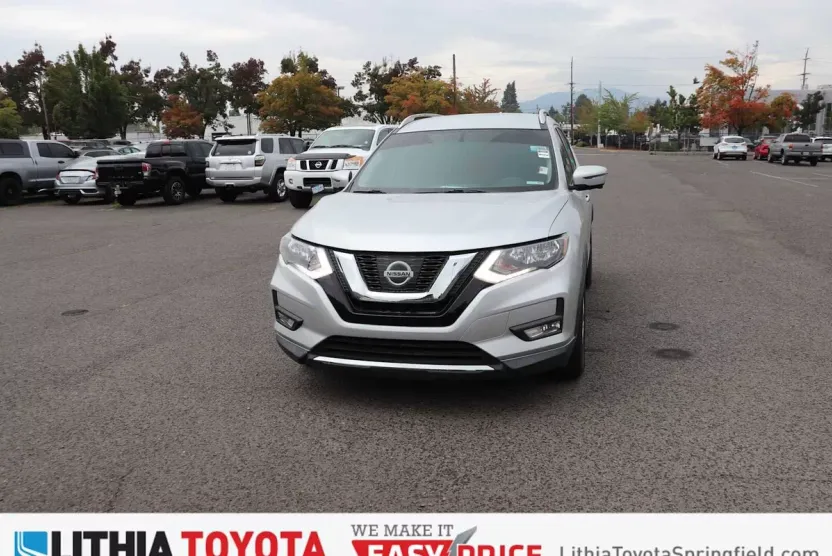 2017 Nissan Rogue SV photo 1