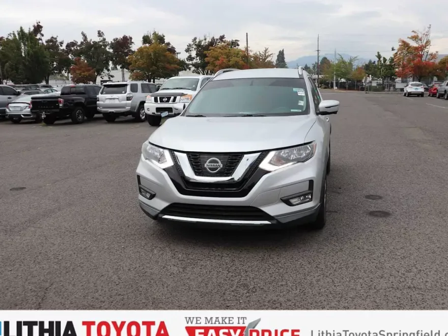 2017 Nissan Rogue SV photo 1