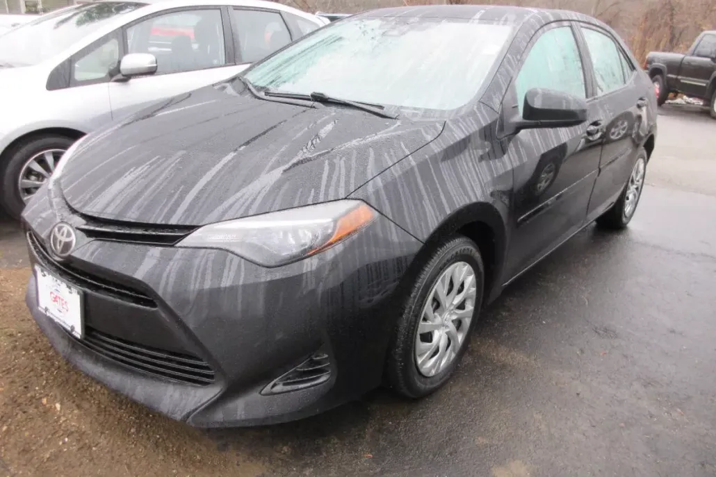 2017 Toyota Corolla LE photo 1