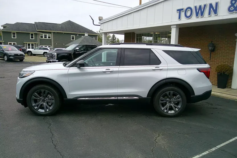 2025 Ford Explorer photo 1