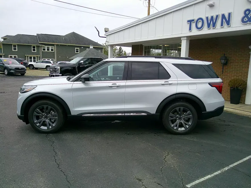 2025 Ford Explorer photo 1
