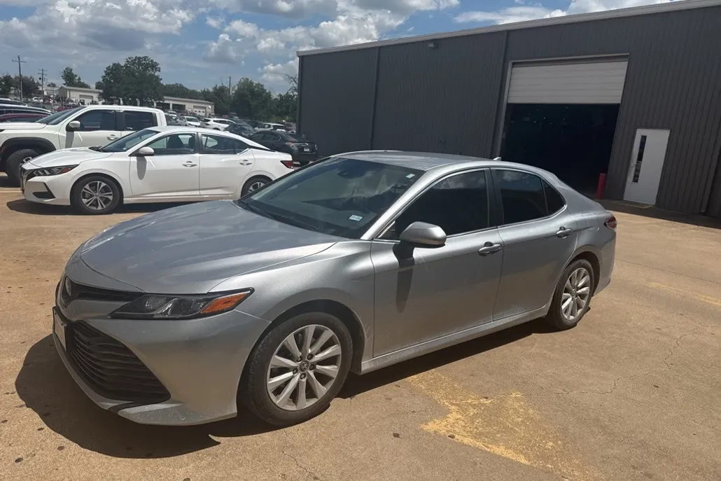 2020 Toyota Camry LE photo 1