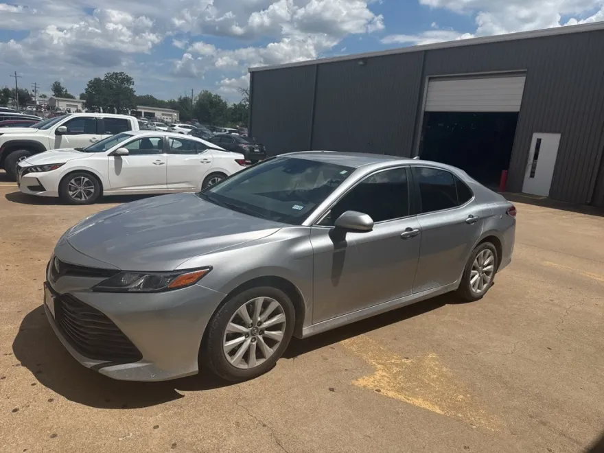 2020 Toyota Camry LE photo 1