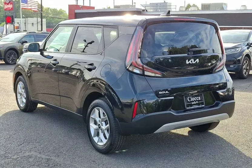2023 Kia Soul LX photo 1