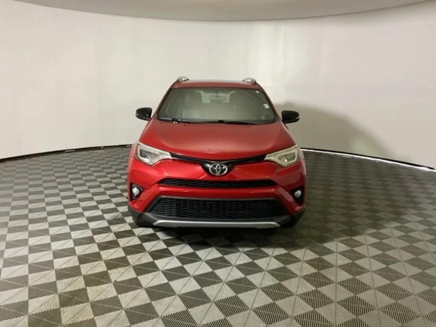 2016 Toyota RAV4 SE photo 1