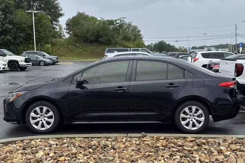2021 Toyota Corolla LE photo 1