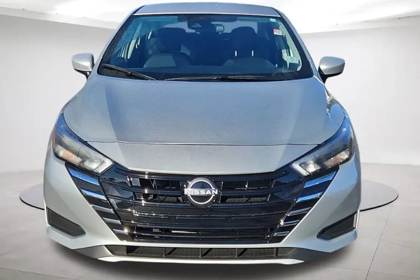 2025 Nissan Versa 1.6 SV photo 1