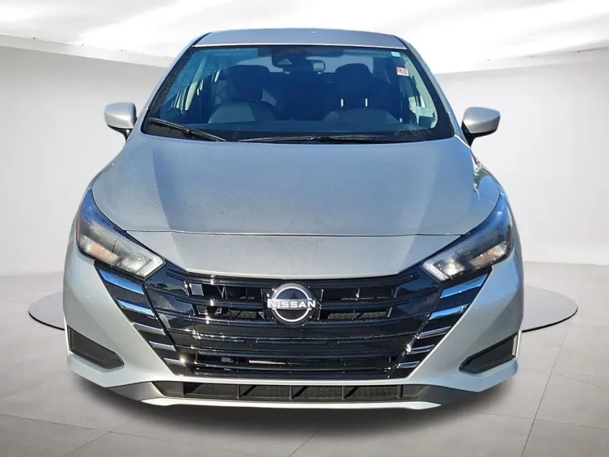 2025 Nissan Versa 1.6 SV photo 1