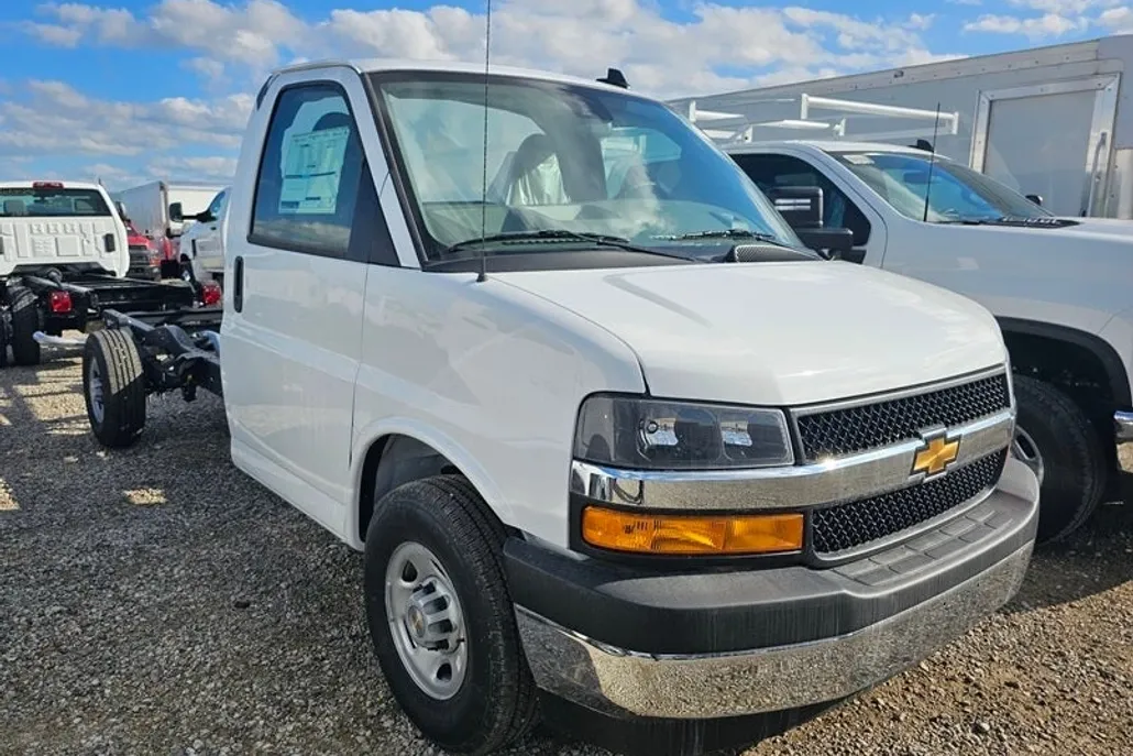 2024 Chevrolet Express Cutaway 3500 photo 1