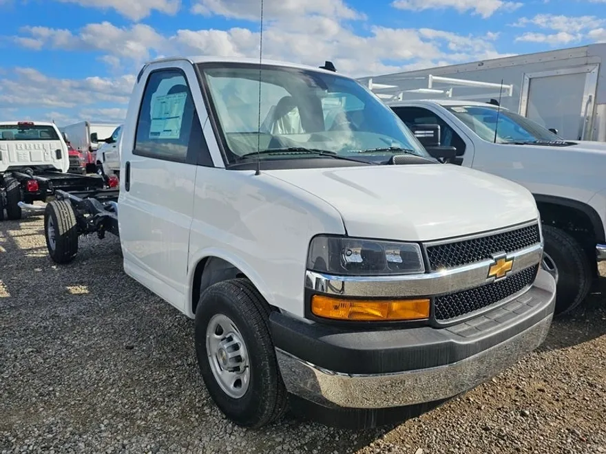 2024 Chevrolet Express Cutaway 3500 photo 1