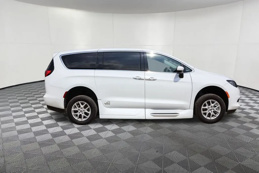 2023 Chrysler Voyager LX photo 1