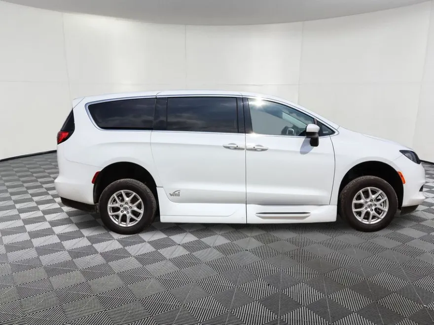 2023 Chrysler Voyager LX photo 1