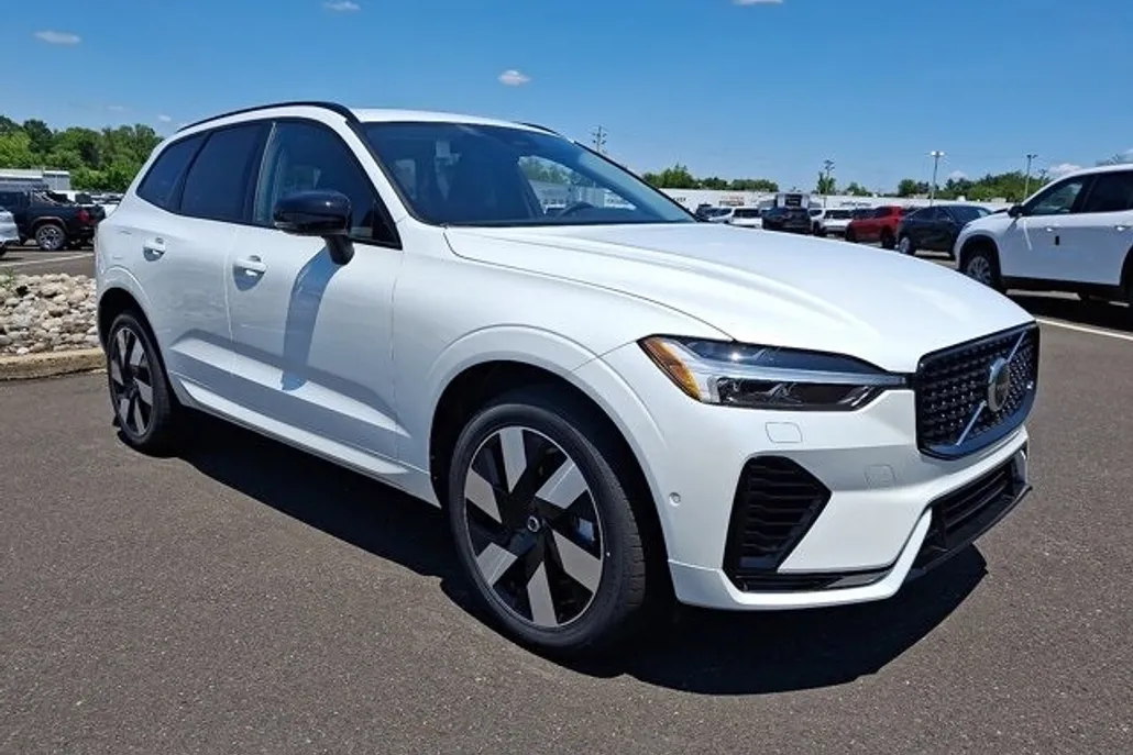 2025 Volvo XC60 Hybrid T8 Plus photo 1