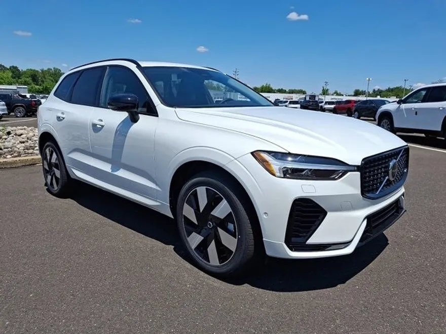 2025 Volvo XC60 Hybrid T8 Plus photo 1