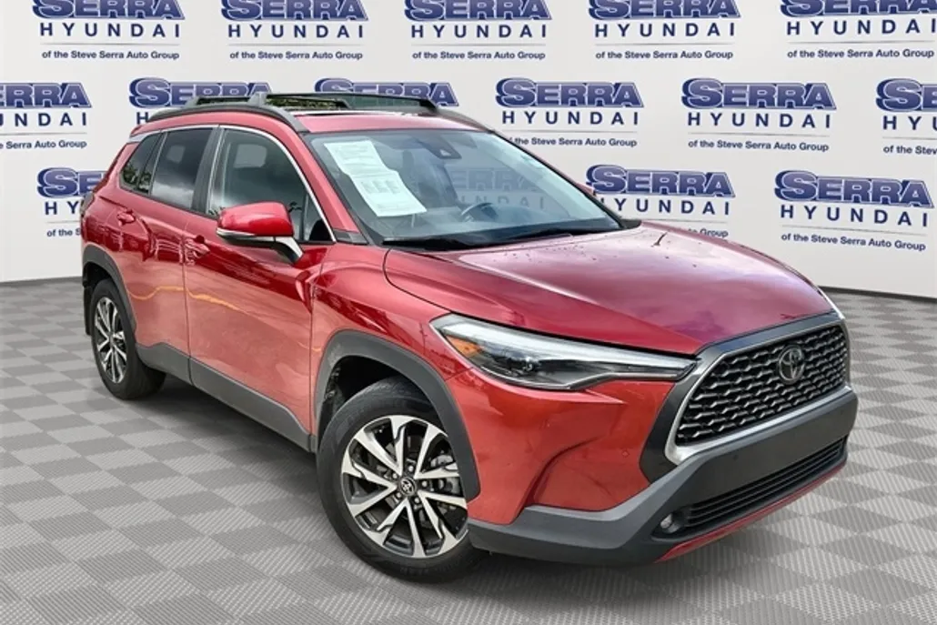 2022 Toyota Corolla Cross XLE photo 1