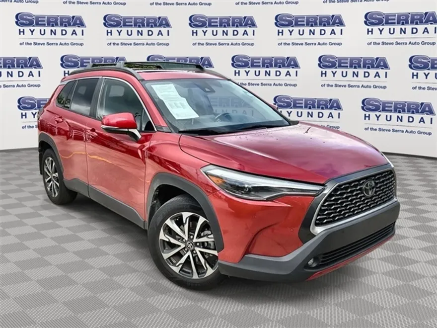 2022 Toyota Corolla Cross XLE photo 1