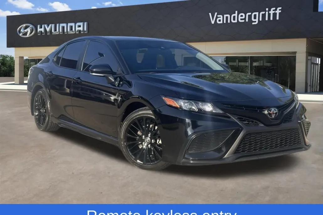 2021 Toyota Camry SE photo 1