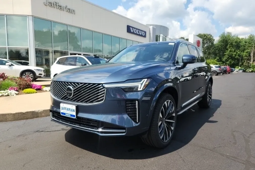 2025 Volvo XC90 B5 Plus photo 1