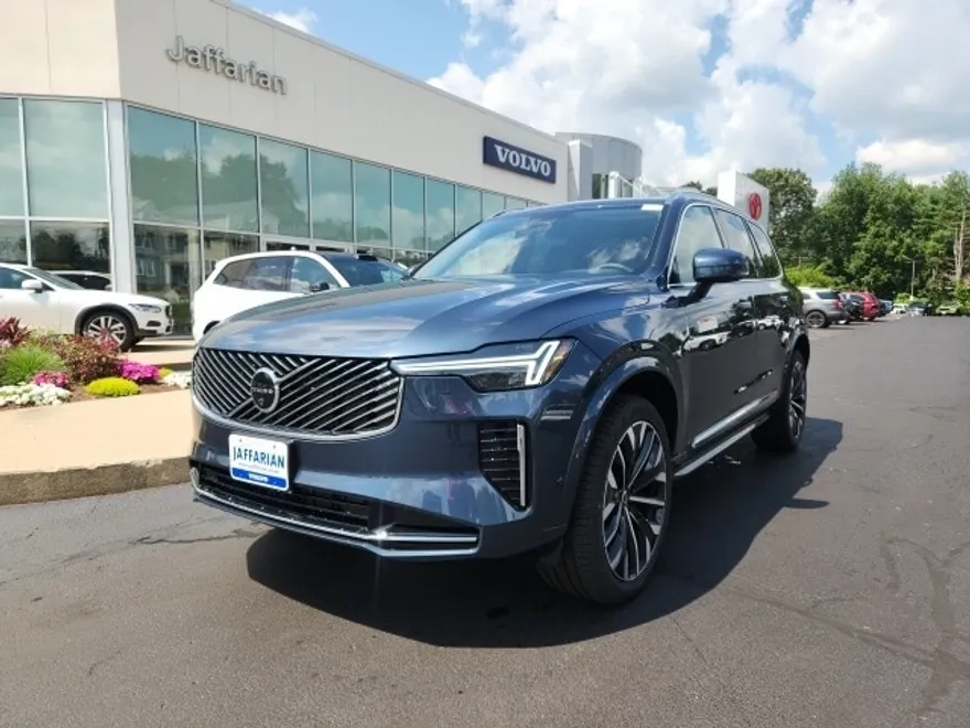 2025 Volvo XC90 B5 Plus photo 1