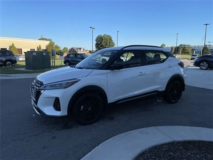 2024 Nissan Kicks SR photo 1