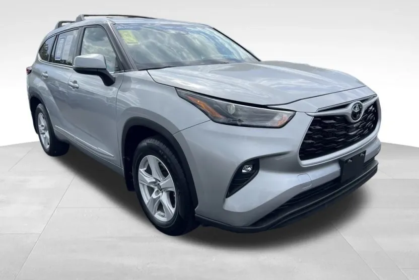 2023 Toyota Highlander LE photo 1