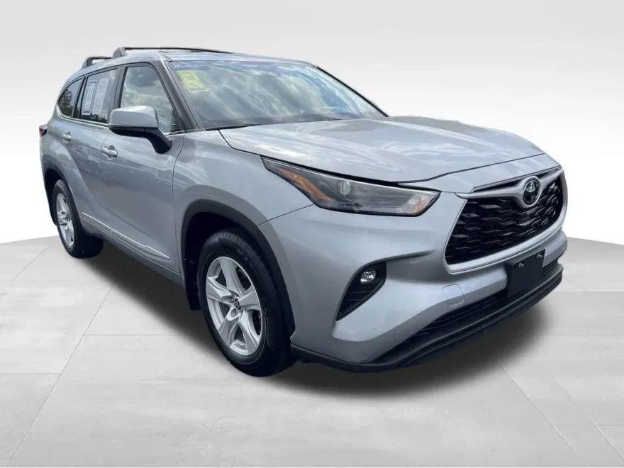 2023 Toyota Highlander LE photo 1