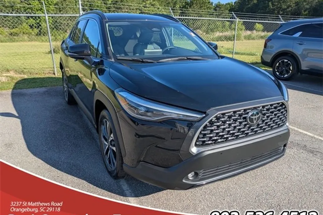 2023 Toyota Corolla Cross XLE photo 1