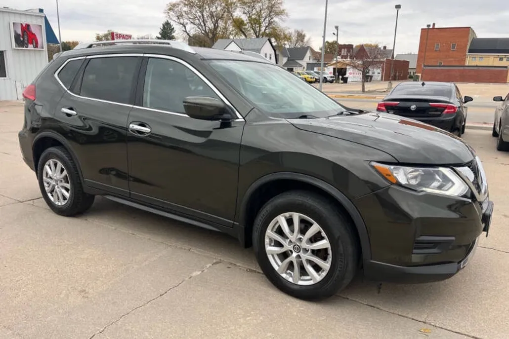 2017 Nissan Rogue SV photo 1
